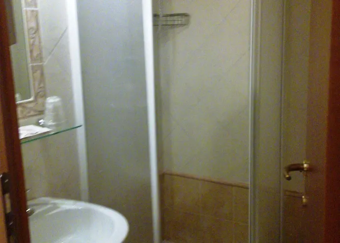 Lazzari Otel *