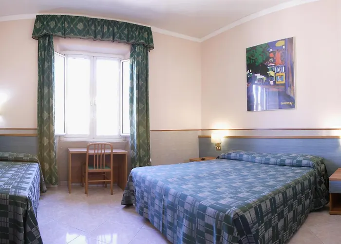 Lazzari Otel *