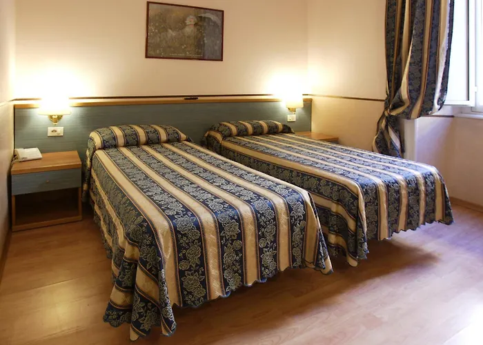 Lazzari Otel *