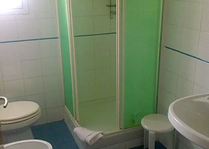 Lazzari Otel *